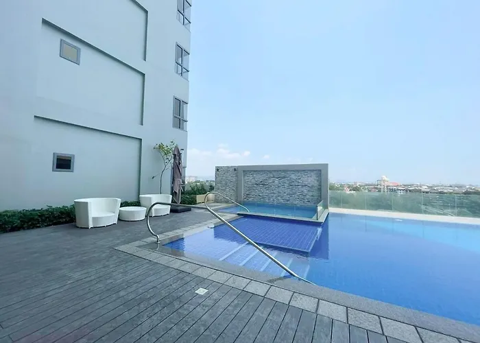 With Balcony And Skyline View In Pasig